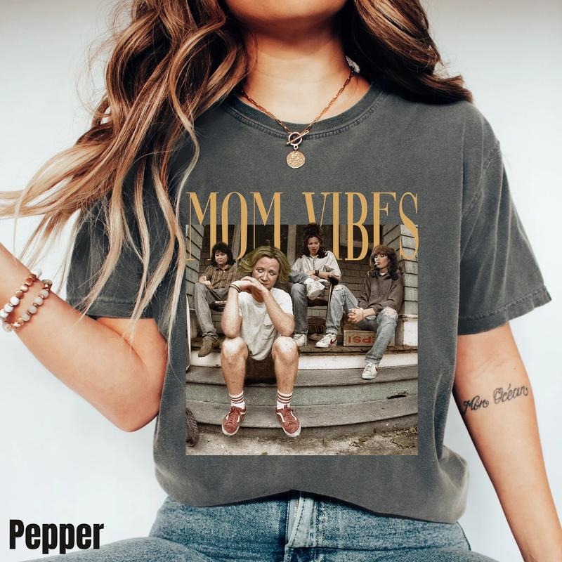 [100% COMFORT COLORS] Trendy 90s Mom Vibes Shirt, Funny Sitcom Retro Mama Tee, Vintage Nostalgia Mom Shirt men women...