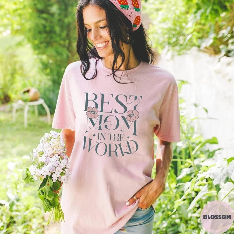 Comfort Colors Best Mom T-Shirt, Mom in the World, Floral Mother's Day Gift Hoodie, Sweatshirt | RetroVerseTees.com
