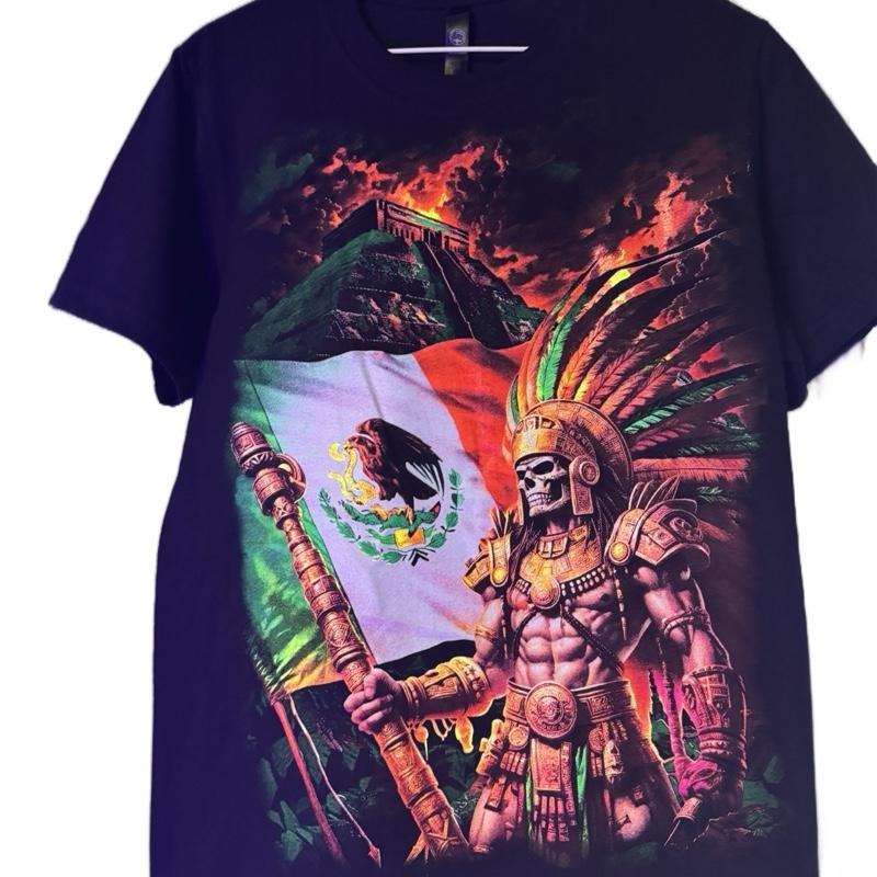 Guerrero con bandera T-shirt for Men - Casual Crewneck T-Shirt with Graphic Design Featuring Mexican Flag and Warrior Figure