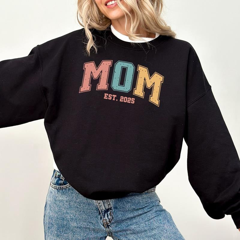 Personalized Mom Est Sweatshirt, Personalized Mom Hoodie, Mom Est 2025, Pregnancy Announcement Clothing, New Mom Gift,...