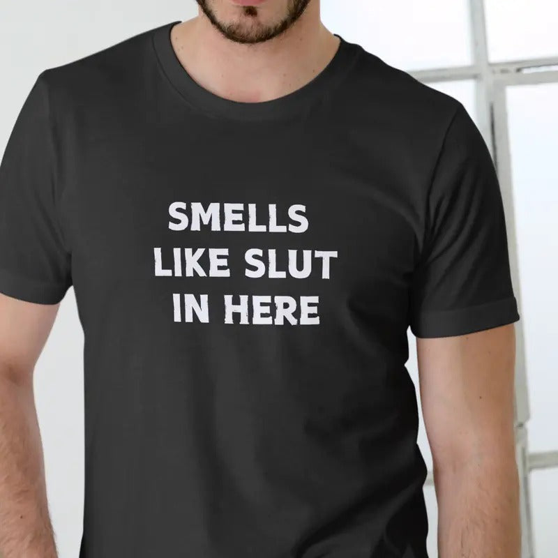SMELLS IN HERE T-Shirt - Casual Crewneck Short Sleeve Tee with Text Print in Black Hoodie, Sweatshirt | RetroVerseTees.com