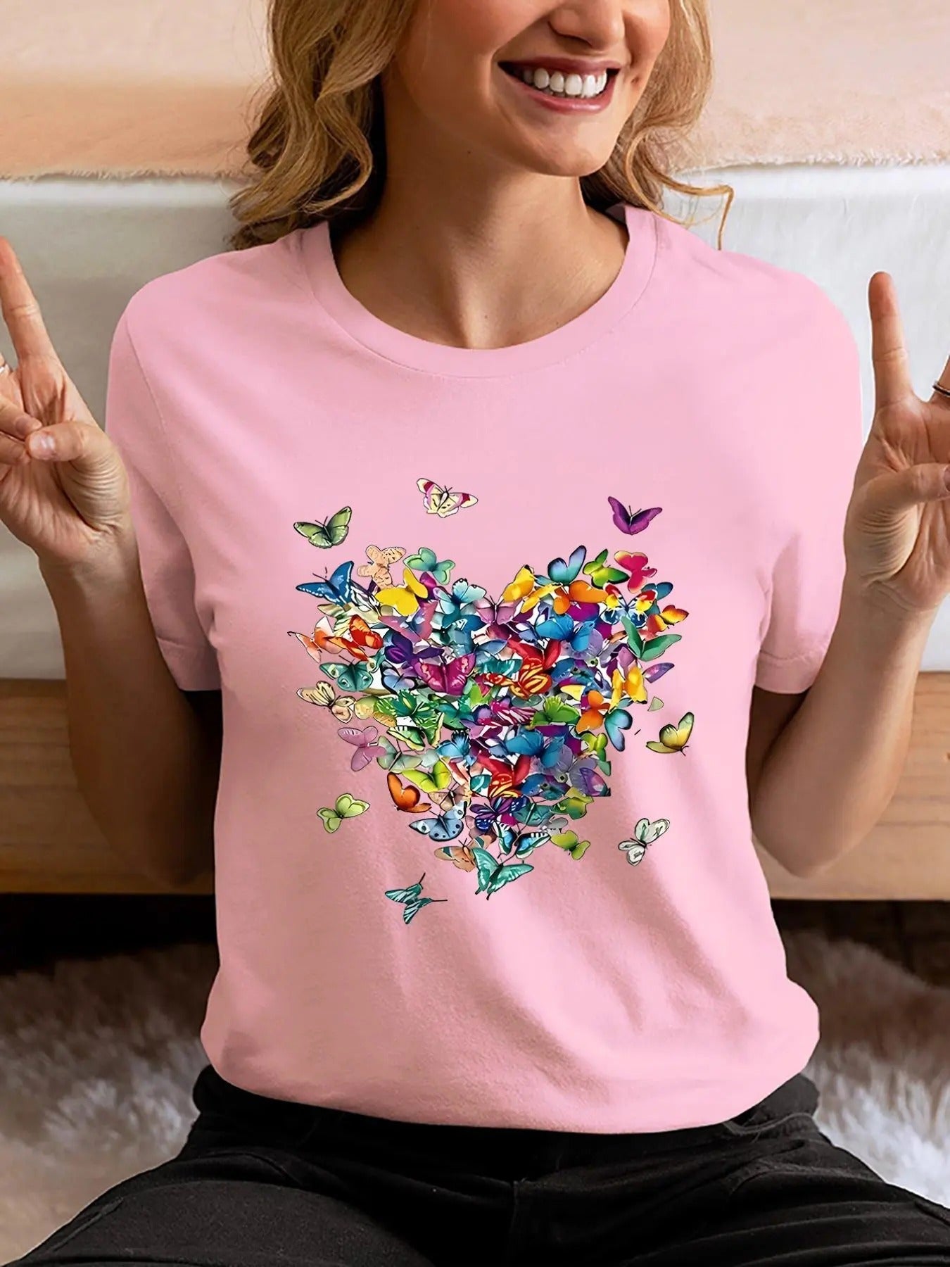 Women'WB shield Butterfly Print Round Neck Tee, Fashion Casual Crew Neck T-shirt for Daily Holiday Vacation Outdoor Wear,...