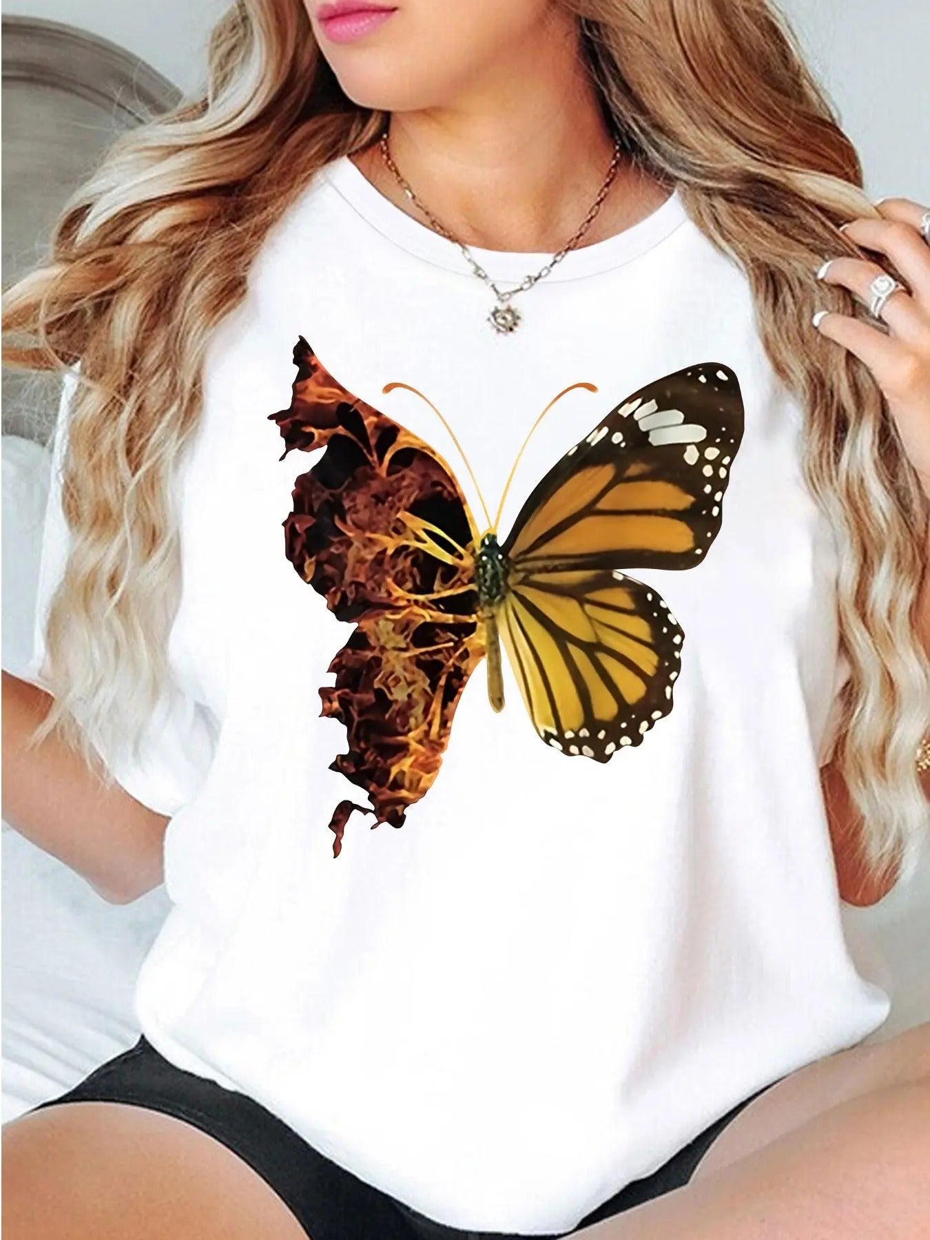 Women'WB shield Butterfly Print Round Neck Tee, Fashion Casual Crew Neck T-shirt for Daily Holiday Vacation Outdoor Wear,...