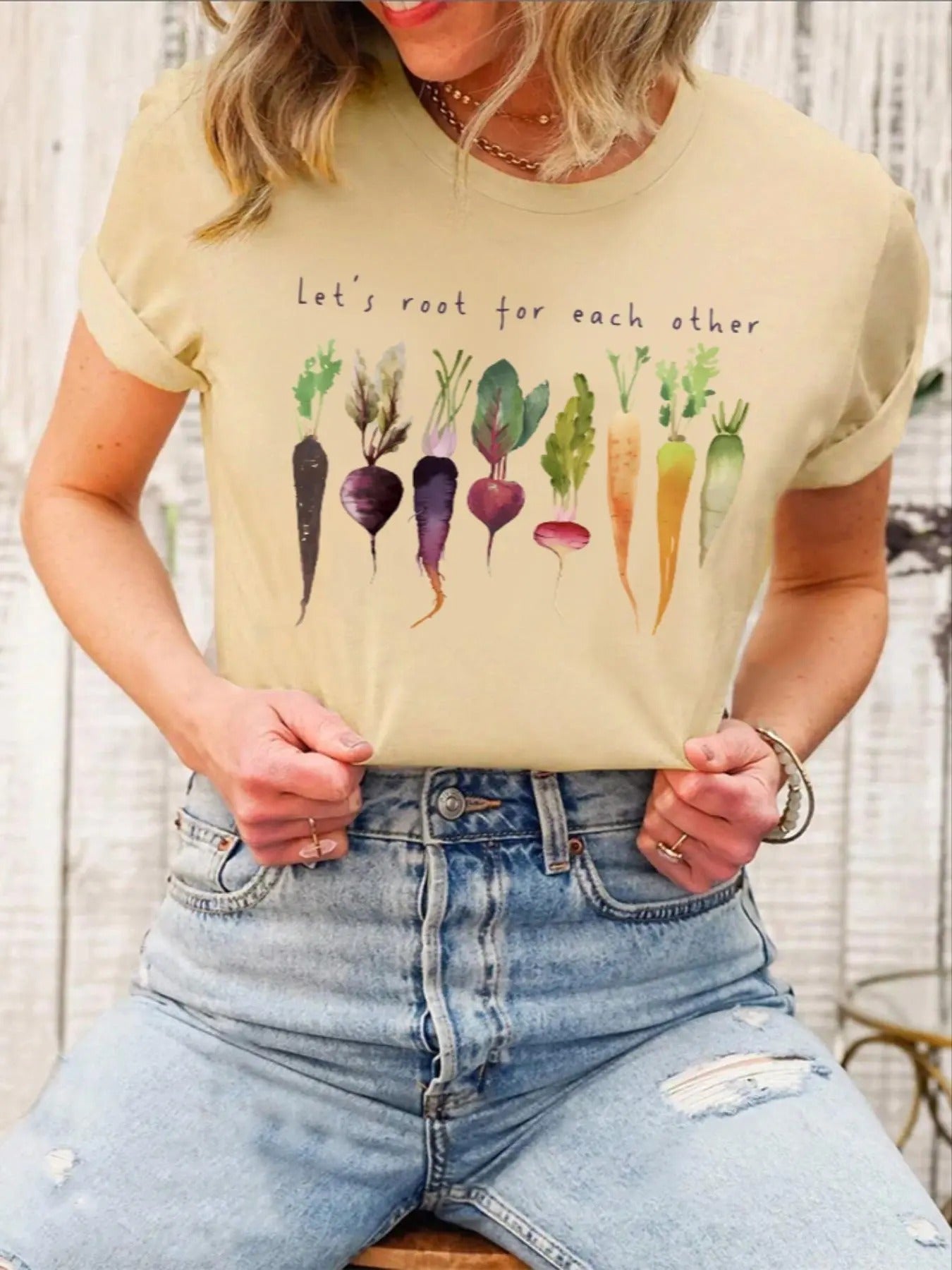 Women'WB shield Carrot & Letter Graphic Round Neck Tee, Fashion Crew Neck T-Shirt for Daily Outdoor Wear, Casual Ladies...