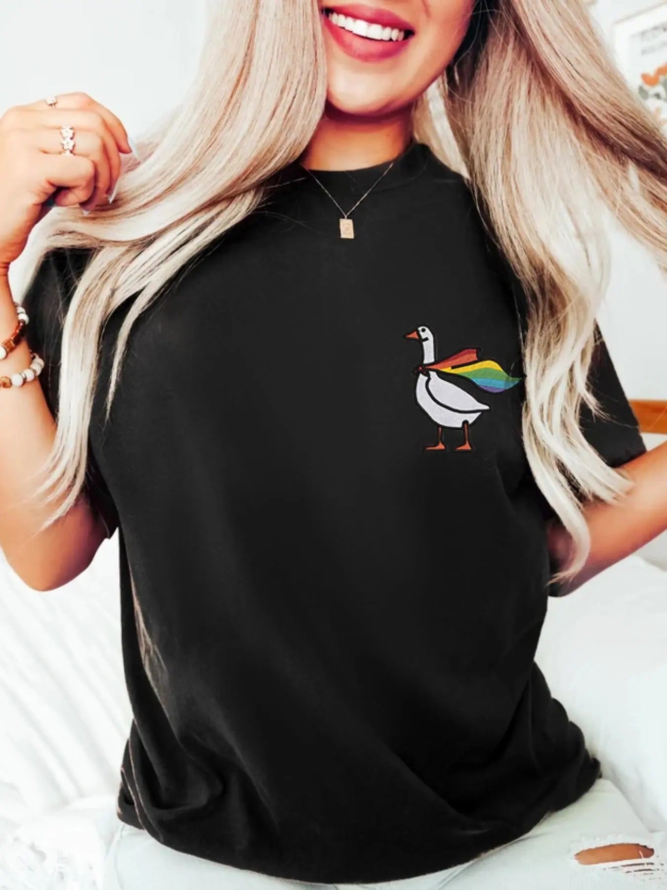 Women'WB shield Cartoon Goose Print Drop Shoulder Tee, Casual Cute Short Sleeve Round Neck T-Shirt for Daily Wear, Ladies...