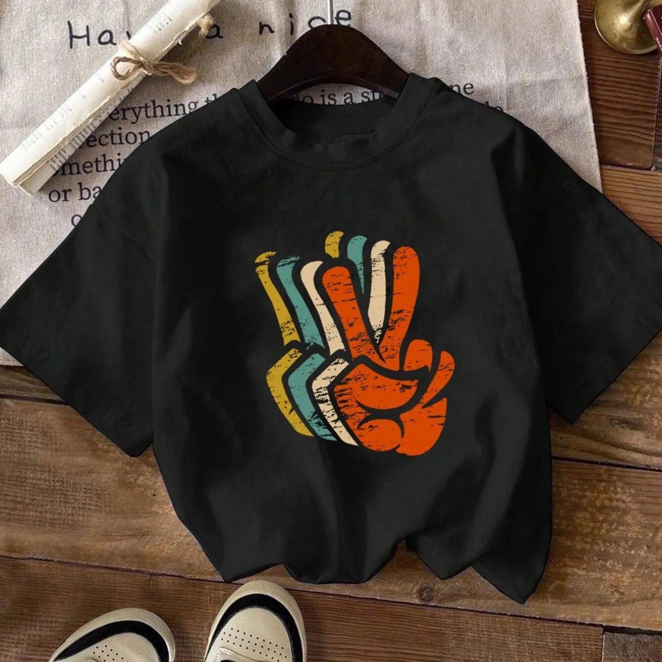 Women'WB shield Cartoon Hand Print Round Neck Tee, Fashion Casual Drop Shoulder Short Sleeve T-shirt for Daily Wear,...