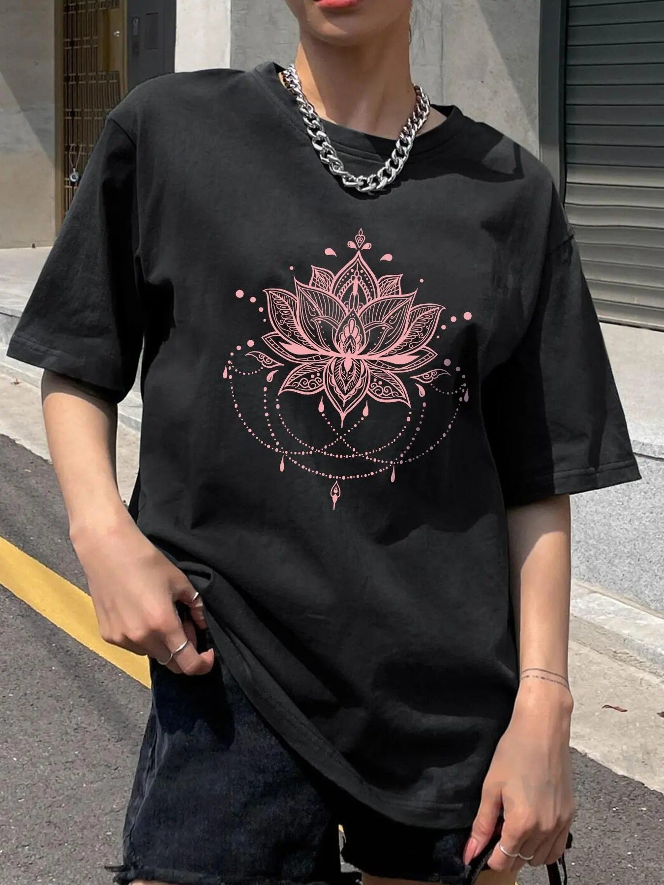 Women'WB shield Cartoon Lotus Print Round Neck Tee, Fashion Casual Drop Shoulder Short Sleeve T-shirt, Ladies Summer TNF...