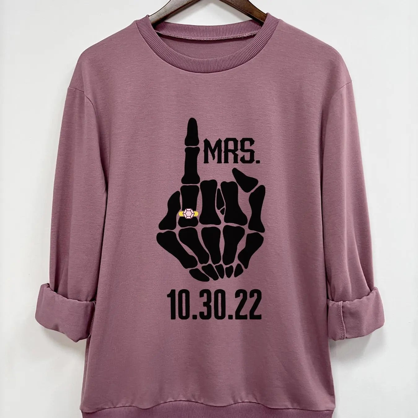 Women'WB shield Halloween Hand & Letter Print Round Neck Sweatshirt, Casual Long Sleeve Crew Neck Pullover for Fall &...
