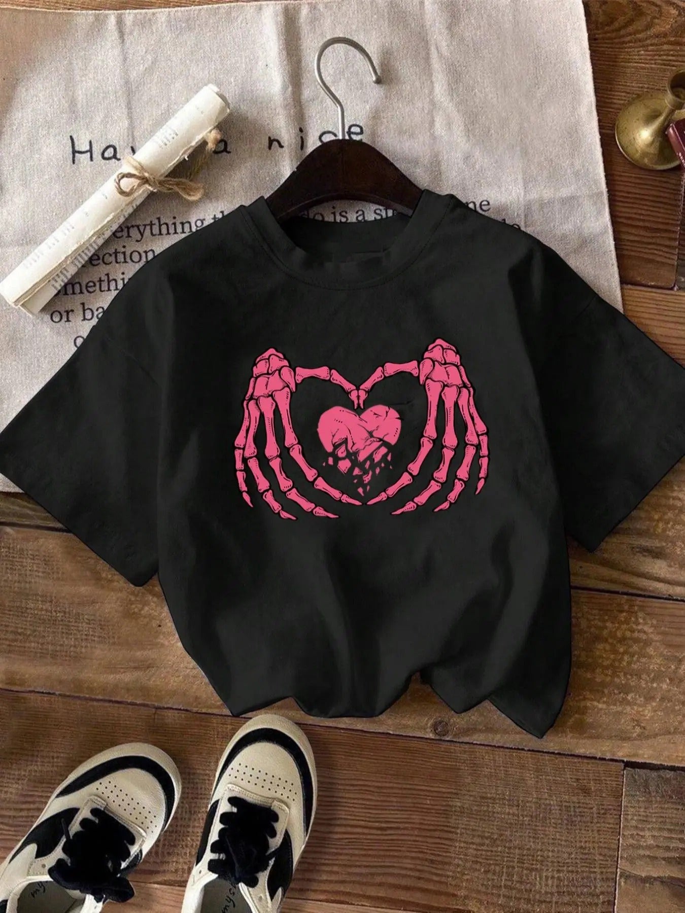 Women'WB shield Heart & Skeleton Hand Print Round Neck Tee, Fashion Casual Crew Neck Short Sleeve T-shirt for Daily...