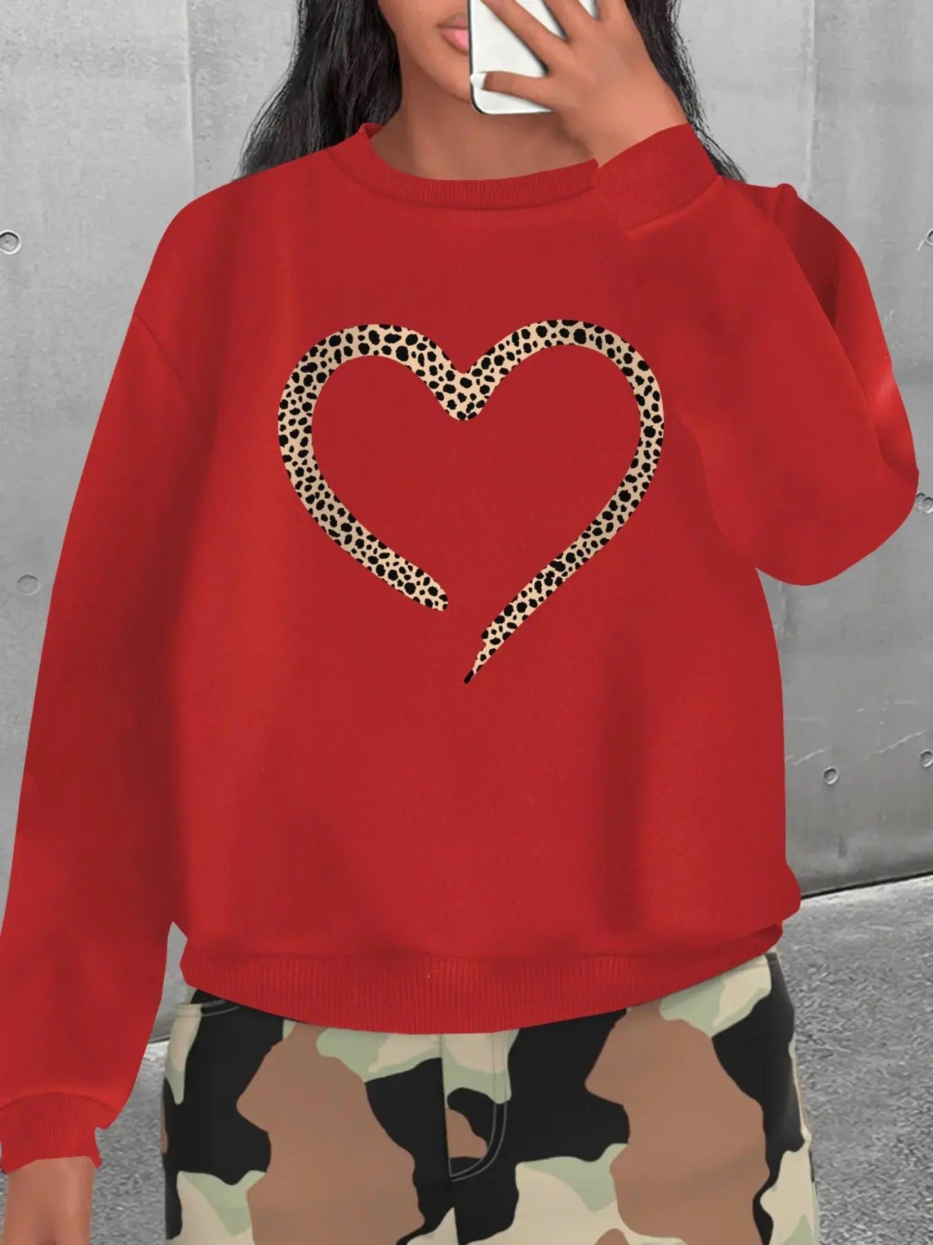 Women'WB shield Heart Print Round Neck Pullover, Fashion Casual Crew Neck Sweatshirt for Daily Holiday Outdoor Wear,...