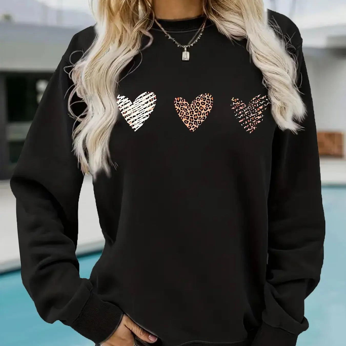 Women'WB shield Heart Print Round Neck Sweatshirt, Fashion Casual Long Sleeve Crew Neck Pullover for Daily Outdoor Wear,...