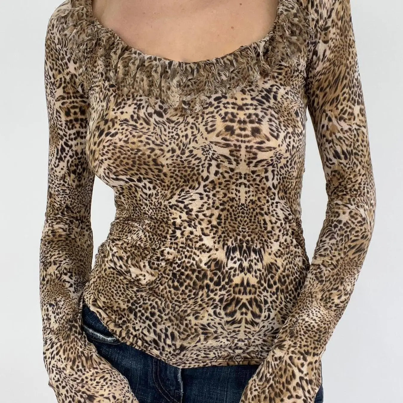 Women'WB shield Leopard Print Ruffle Trim Scoop Neck Tee, Casual Long Sleeve T-shirt for Fall & Winter, Women'WB shield...