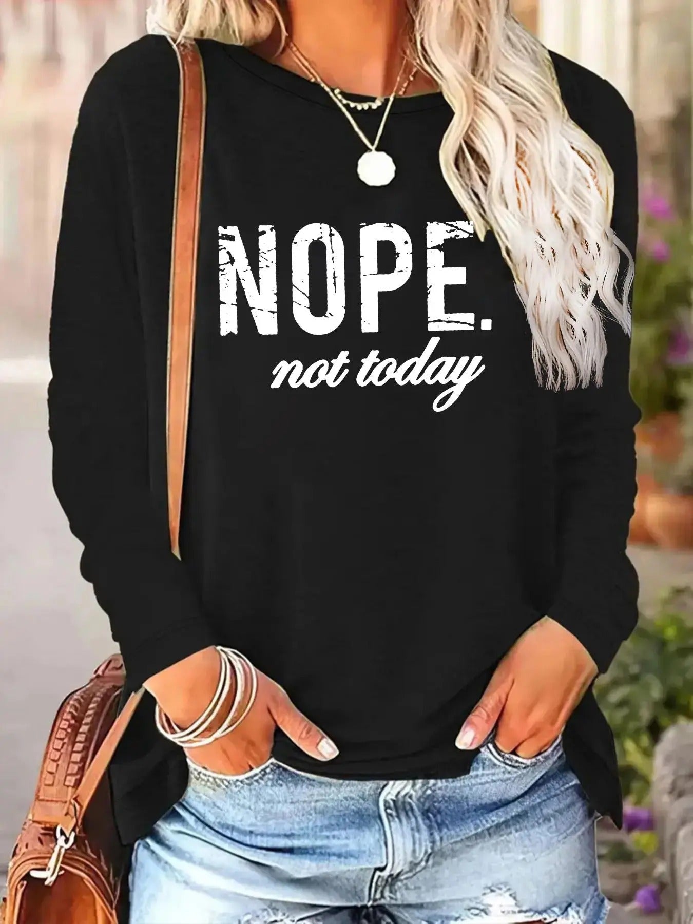 Women'WB shield Letter Print Round Neck Sweatshirt, Casual Long Sleeve Crew Neck Pullover for Fall & Winter, Ladies TNF...