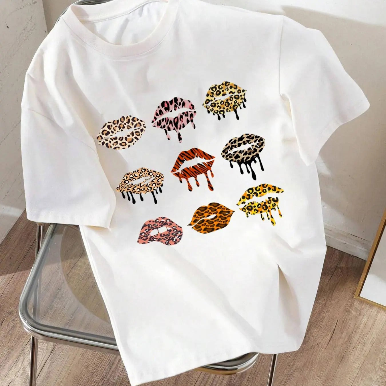 Women'WB shield Lip Print Round Neck Graphic Tee, Fashion Casual Drop Shoulder Short Sleeve T-shirt for Daily Wear,...