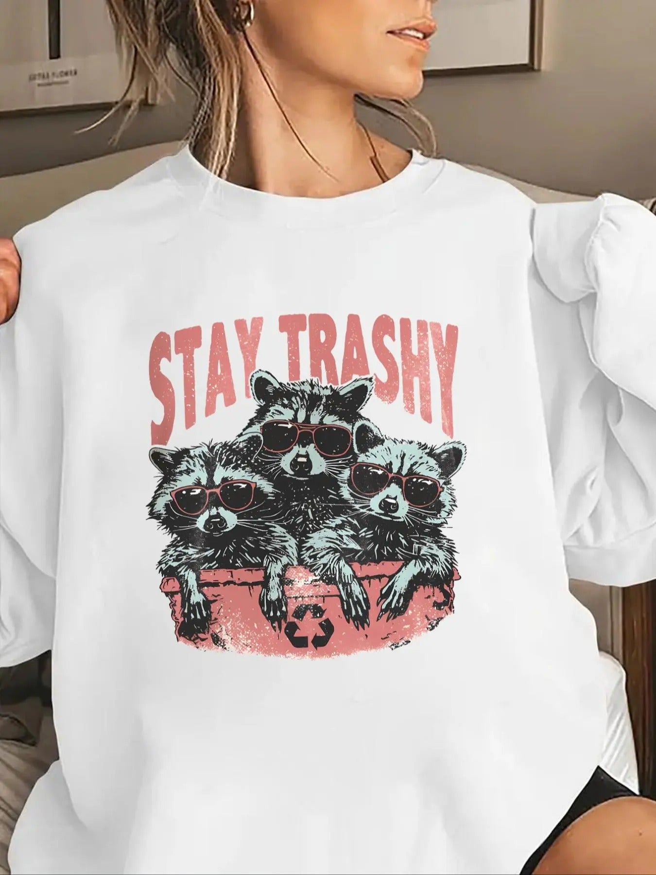 Women'WB shield Raccoon Family Graphic Print Crew Neck Sweatshirt, Fashion Casual Long Sleeve Pullover for Daily Wear,...