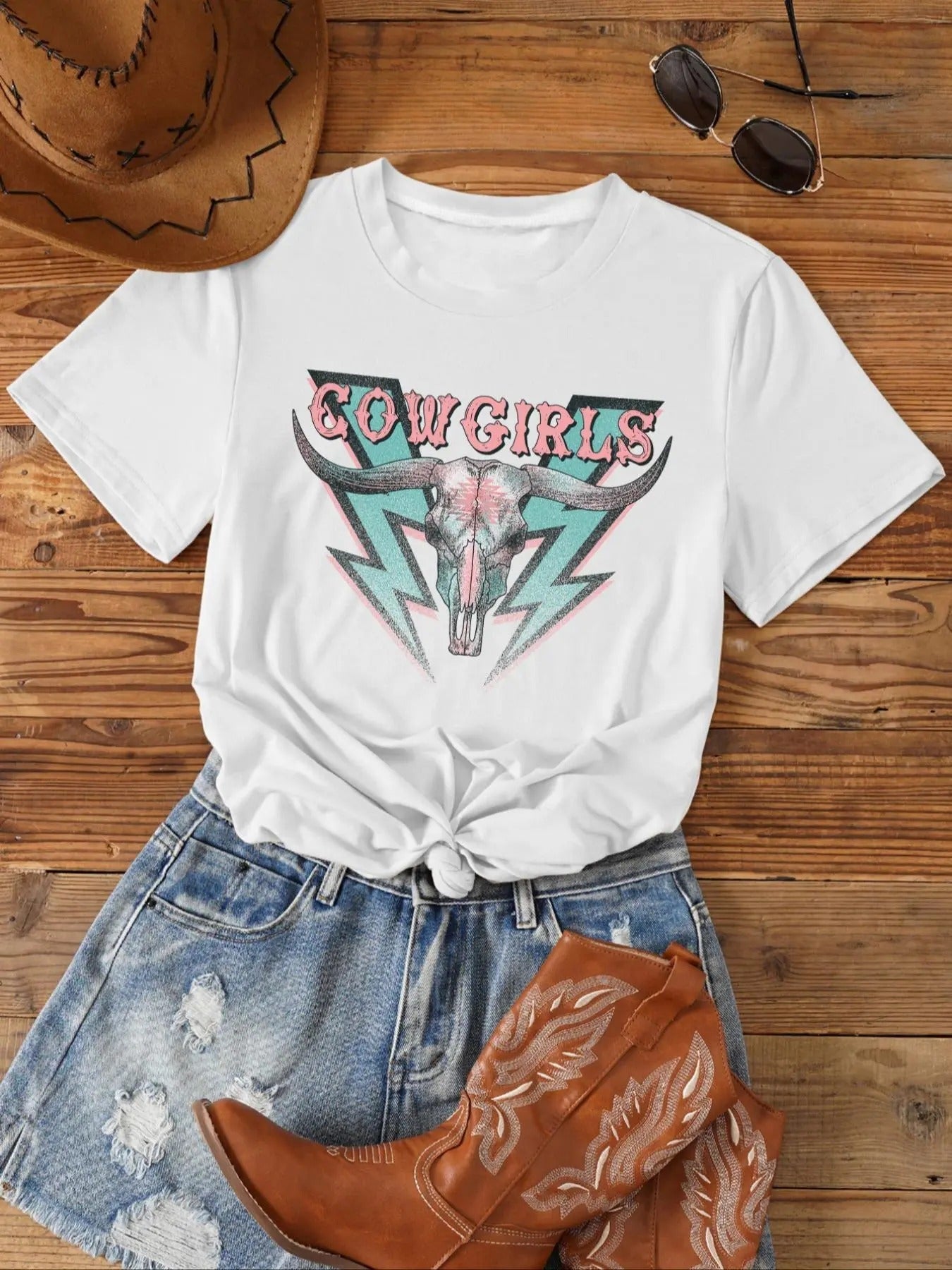 Women's Cartoon Bull Graphic Print Round Neck Tee, Fashion Casual Short Sleeve T-shirt, Ladies Summer Clothes for Daily...