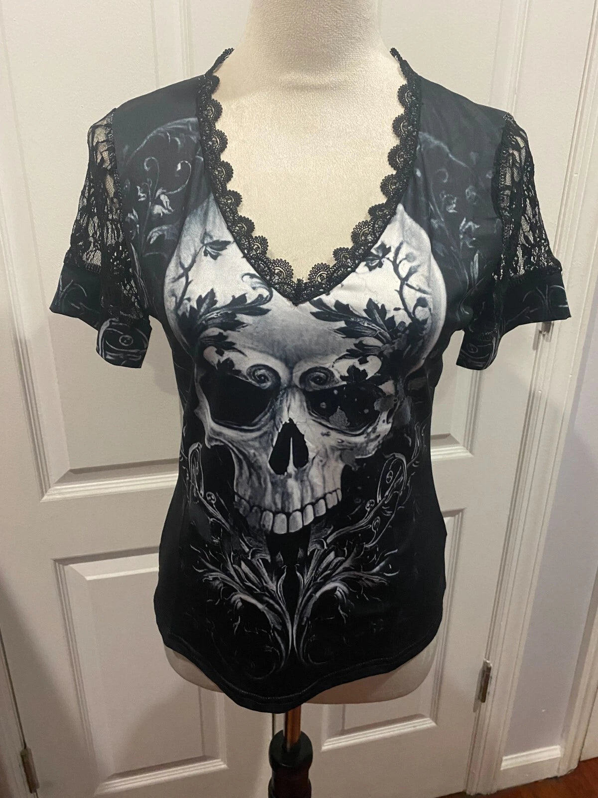 Women V Neck Shirt Short Lace Sleeve Sz XL Black Graphic Skull
