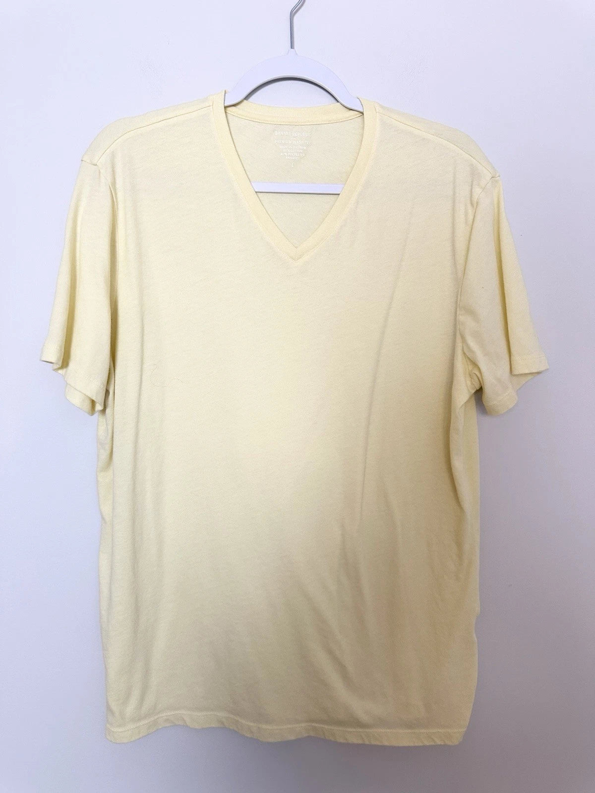 Banana Republic Premium Wash Tee Mens Shirt Size L V Neck Yellow Short Sleeve